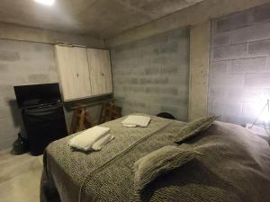 - une chambre avec un lit et 2 serviettes dans l'établissement Trastolillo Villa Gesell, à Villa Gesell