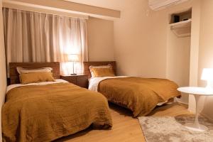 高知市にあるRESIDENCE HARIMAYA-Vacation STAY 99860vのベッドルーム1室(ベッド2台、窓付)