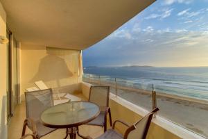 balcón con mesa, sillas y vistas al océano en Oceanic relájate cerca de todo, en La Serena