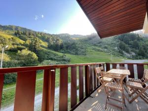d'un balcon avec deux chaises et une vue sur la rivière. dans l'établissement Méribel Mottaret - Duplex - Plein sud - Pied des pistes, à Les Allues