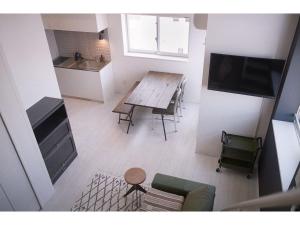 mit Blick auf eine Küche und einen Tisch in einem Zimmer in der Unterkunft AOCA Kaminoge - Vacation STAY 11986 in Tokio