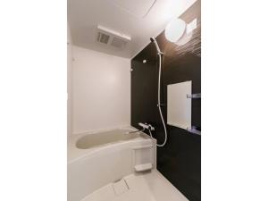 ein Badezimmer mit einer Badewanne und einem Waschbecken in der Unterkunft AOCA Kaminoge - Vacation STAY 11986 in Tokio