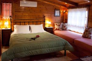 ナフプリオにあるPension Eleniの木造キャビン内のベッドルーム1室(ベッド2台付)