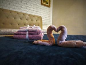 dos animales de peluche sentados encima de una cama en CA MATILDE, en Ivrea