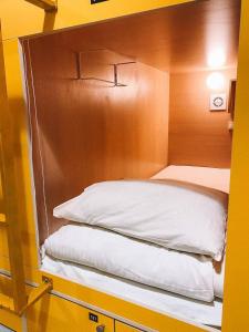 Кровать или кровати в номере Капсульный отель Лофт