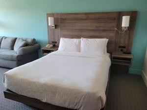 Łóżko lub łóżka w pokoju w obiekcie Manoir des Sables Hôtel & Golf