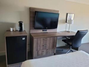 Telewizja i/lub zestaw kina domowego w obiekcie Manoir des Sables Hôtel & Golf