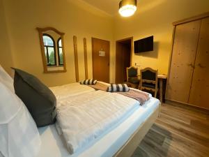 um quarto com uma cama grande num quarto em Pension Lindenhof em Dresden