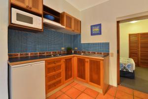 Kuchyň nebo kuchyňský kout v ubytování Reef Club Resort