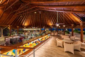 Restoran või mõni muu söögikoht majutusasutuses Hotel Tamarindo Diria Beach Resort