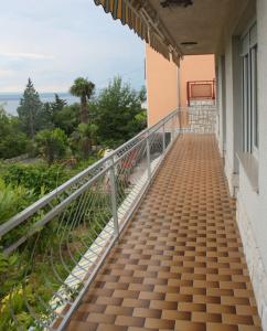 einen Balkon eines Hauses mit Meerblick in der Unterkunft Apartments Ivan in Crikvenica