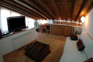 Telewizja i/lub zestaw kina domowego w obiekcie Casa rural La Rabá Terraza con increíbles vistas