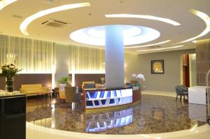 un vestíbulo con un gran techo circular en Kyriad Hotel Airport Jakarta en Tangerang