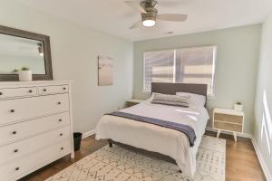 Spacious Waterfront Atlantic City Living with Rec Room tesisinde bir odada yatak veya yataklar