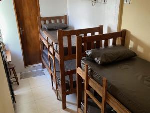 Verde Hostel Ilhabela tesisinde bir ranza yatağı veya ranza yatakları