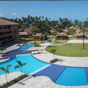 uma imagem de um resort com duas piscinas em LINDO Flat Eco Resort - melhor trecho da praia de Carneiros em Praia dos Carneiros
