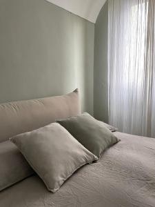 a bed with two pillows on it in a bedroom at Ti vengo a cercare Bed & Breakfast in Castellaro