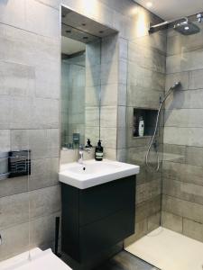 a bathroom with a sink and a shower at The garden studio 85 in Chesterton