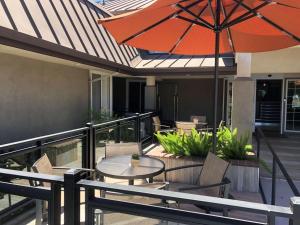 een patio met een tafel en een parasol bij Best Western Silicon Valley Inn in Sunnyvale