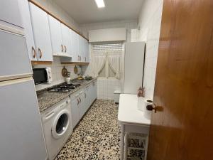 a kitchen with a refrigerator and a washing machine at Oktheway Perbes Beach Vintage in Boebre
