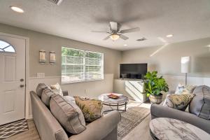 TV/trung tâm giải trí tại Bayfront Paradise with Heated Pool and Balcony!