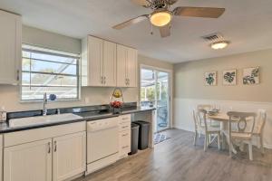 Nhà bếp/bếp nhỏ tại Bayfront Paradise with Heated Pool and Balcony!