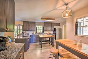 A kitchen or kitchenette at Mod Stable House on 10 Acres, Walk to Lake!