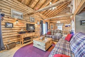ein Wohnzimmer mit Sofas und einem TV in einer Blockhütte in der Unterkunft Pet-Friendly New York Cabin with Hot Tub and Game Room in Maplecrest