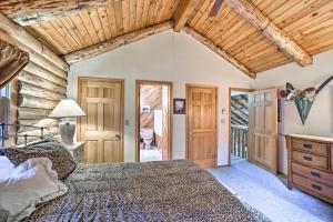 Postel nebo postele na pokoji v ubytování Pet-Friendly New York Cabin with Hot Tub and Game Room