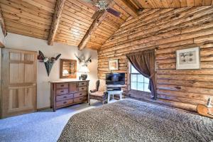 A bed or beds in a room at Pet-Friendly New York Cabin with Hot Tub and Game Room