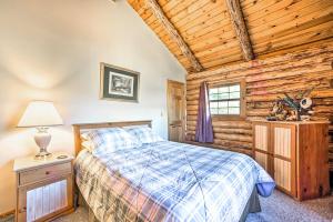 A bed or beds in a room at Pet-Friendly New York Cabin with Hot Tub and Game Room