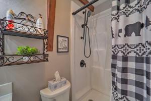 Ένα μπάνιο στο 2 Mi to Dtwn Banner Elk Mtn Townhome with Deck!