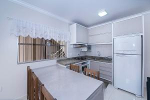 Η κουζίνα ή μικρή κουζίνα στο Casa à 80m da praia +3 φωτογραφίες