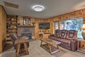 uma sala de estar com mobiliário de couro e uma lareira em Family-Friendly Getaway on 12-Acre Trout Farm em Spearfish