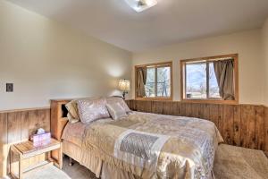 Katil atau katil-katil dalam bilik di Family-Friendly Getaway on 12-Acre Trout Farm