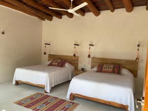 En eller flere senger på et rom på Hotel Poc Na Tulum