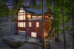 西優勝美地的住宿－Glacier Peak Lodge，雪中树林中的房屋