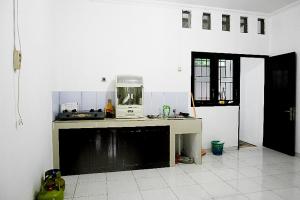 Kuchyňa alebo kuchynka v ubytovaní Grand Purwomartani Homestay Jogja
