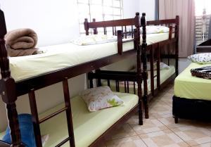 a group of bunk beds in a room at Pousada Dona Lolita in Cachoeira Paulista