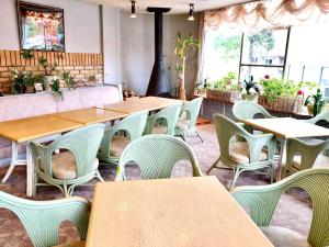 小谷村にあるリゾートインマリオンシナノのテーブルと椅子が備わるレストラン