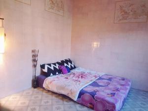 1 dormitorio con 1 cama en una habitación en Home&Hug, en Phuket