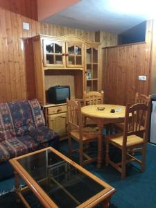 ein Wohnzimmer mit einem Tisch und einem Sofa in der Unterkunft PIORNOS CON VISTAS in Sierra Nevada
