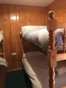 1 Schlafzimmer mit 2 Etagenbetten in einer Hütte in der Unterkunft PIORNOS CON VISTAS in Sierra Nevada