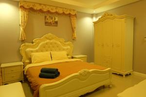 Postel nebo postele na pokoji v ubytování Ponly Pool Villa Huahin 4 Bedroom With BBQ Facilities & Karaoke For 8-25 Pax + 22 fotografií