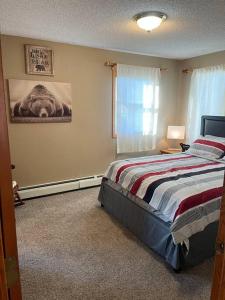 Llit o llits en una habitació de Close to Duluth! Centrally Located-Lake Superior Minutes Away!
