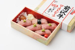 une boîte remplie de nourriture dans dans l'établissement Hotel Matsunoka Ichinoseki, à Ichinoseki