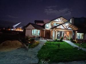 a house lit up at night at Cabaña El Encanto De ALU in Paipa