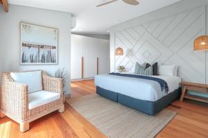 Una cama o camas en una habitación de Luxe Coastal Abode, Marcus Beach 27 fotos más