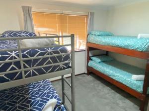 Krevet ili kreveti na kat u jedinici u objektu Dawson Beach Retreat