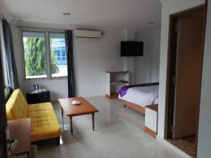 TV a/nebo společenská místnost v ubytování Plum Hotel Lading Banda Aceh